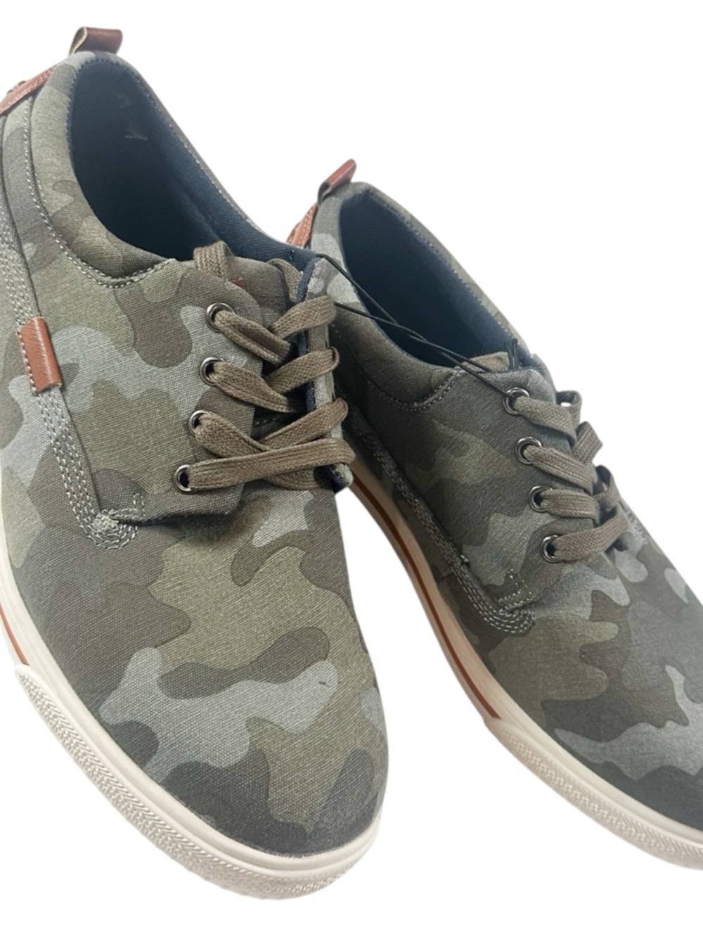 Steve Madden Bfender camo sneakers, lace up, canvas upper, Men’s size 7. NWOT